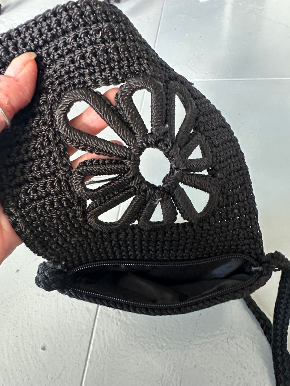 Black Crochet Crossbody Bag with Floral Design - vintage 90s - Picture 3 of 6